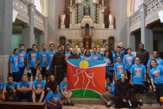 Jovens participam de caminhada franciscana
