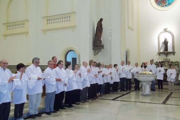 Ministros Extraordinários da Eucaristia se renovam