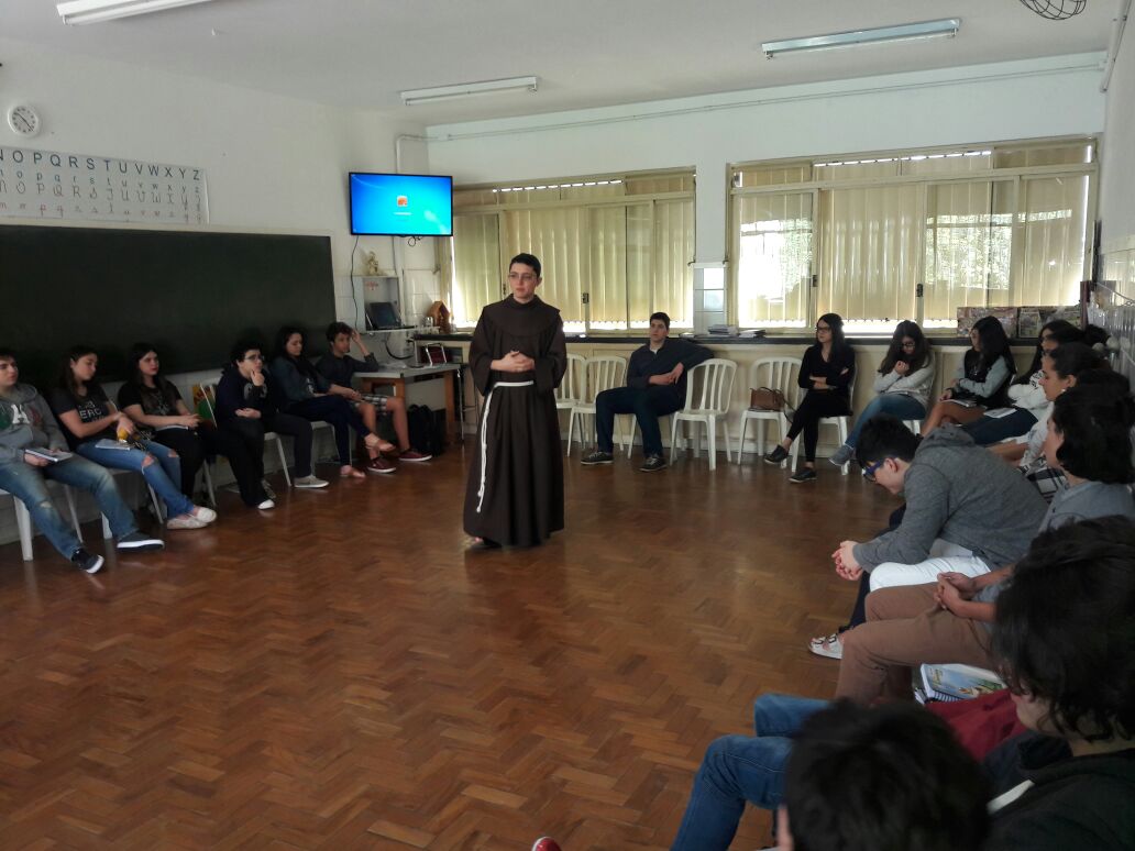 Jovens da Crisma se encontram no Colégio Nossa Senhora Aparecida