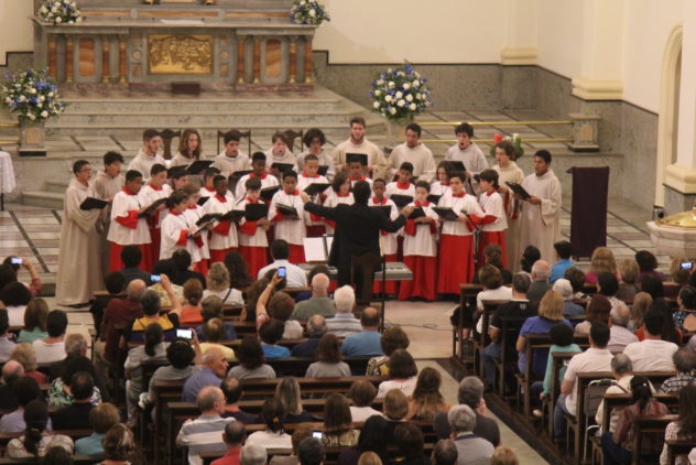 Igreja lota para apresentação dos Canarinhos de Petrópolis