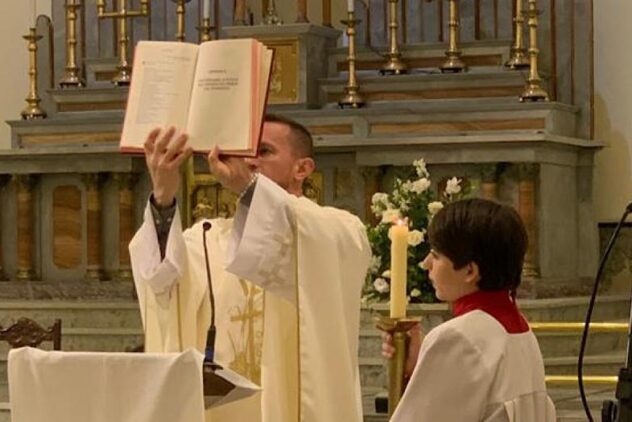 "DAI-NOS, SENHOR, A GRAÇA DE PARTICIPAR DA MESA DO AMOR" (Mt 12,14-21)