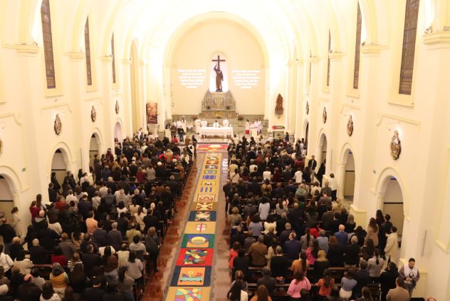 Corpus Christi reúne fiéis em celebração marcada por procissão e adoração ao Santíssimo