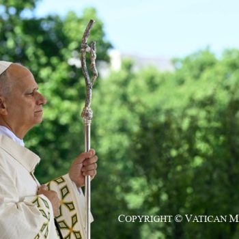 Papa: Cristo não permanece fechado no templo, mas caminha com o seu povo
